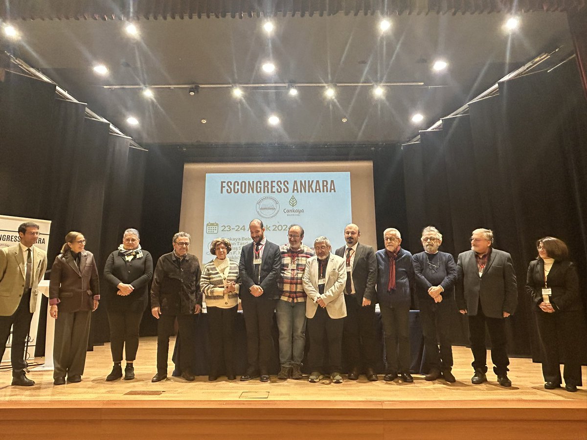 FSCONGRESS ANKARA’nın ilk gününde, Aziz Konukman Hocamıza armağan olarak hazırladığımız Türkiye Ekonomisinin Seremcamı kitabını programa katılabilen yazarlarımızla beraber kendisine takdim ettik.
<a href="/ahmetariferen/">Ahmet Arif Eren</a> <a href="/sakimert/">Mert Şakı</a> <a href="/SiirErkok/">Şiir Erkök</a> <a href="/OguzOyan/">Oğuz OYAN</a> <a href="/MuslumeNarin/">Müslüme Narin</a> <a href="/BogazlarMeseles/">BogazlarMeselesi</a>