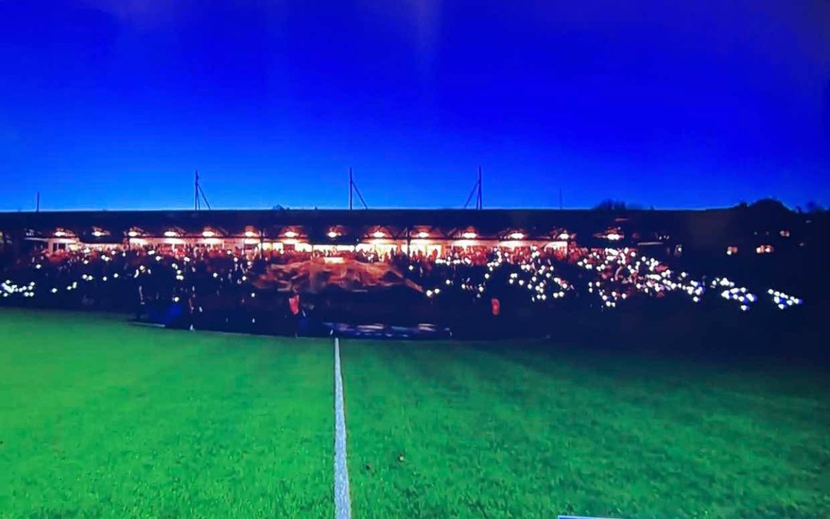 Luke 23: Tenn lys

Og mens det tennes lys overalt i vårt lange land ønsker vi å komme med en oppfordring til vår egen klubbledelse. Når lysene først er på, la de forbli påskrudd. 

La supporterne stå for stemninga!