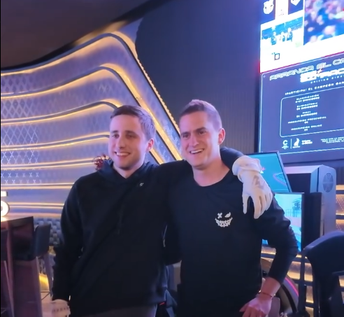 Enhorabuena <a href="/ERM_NicoRD/">Nicolás Romero</a> por la victoria 🏆 en la  @digalix_esports <a href="/CASINOMURCIA/">Orenes Gran Casino Murcia</a>, nuestro compañero <a href="/diego_cepe/">DIEGO NICOLAS</a> se lo ha pasado en grande.

Genial trabajo de <a href="/mariaprimoleal/">María Primo Leal 🏁</a> como host del evento.

#simracing