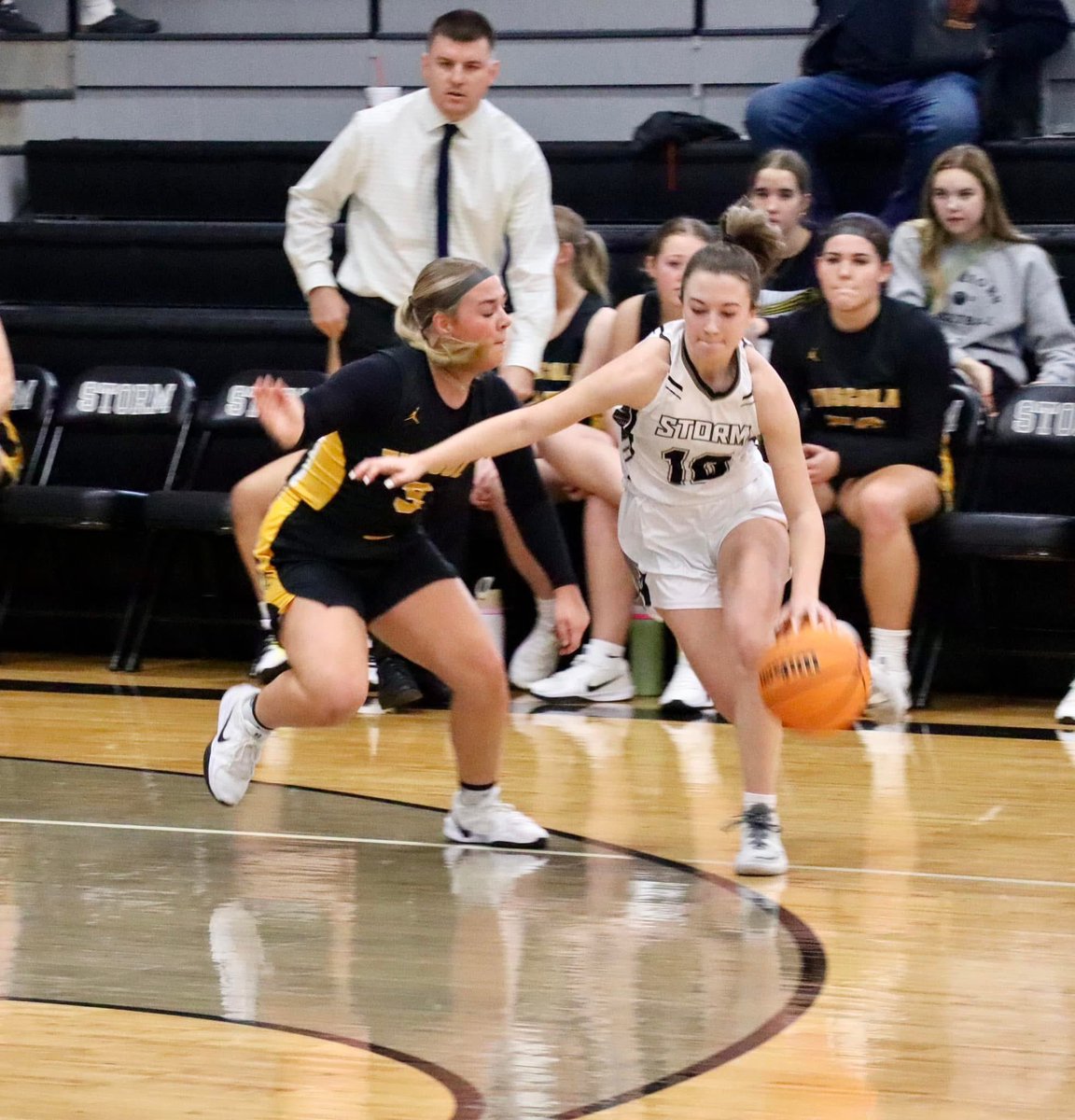 INEliteHavoc's tweet photo. Alexa Jamison, 5’6 Senior Guard, helps lead the Salt Fork Storm into Christmas Break with a 12-0 Record.   Alexa had 29 points this past week in a Big Win over Tuscola 56-42 
🔥🔥🔥 @alexa_jamison10 @PGHByron @MMBR_CoachGBell @MHS_Girls_ https://t.co/5qZai2Ho1d