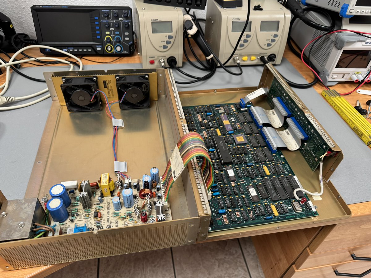 deccomputers's tweet photo. For comparison, I had a look into the #DECserver 200/MC today. https://t.co/2oU3joHbXg