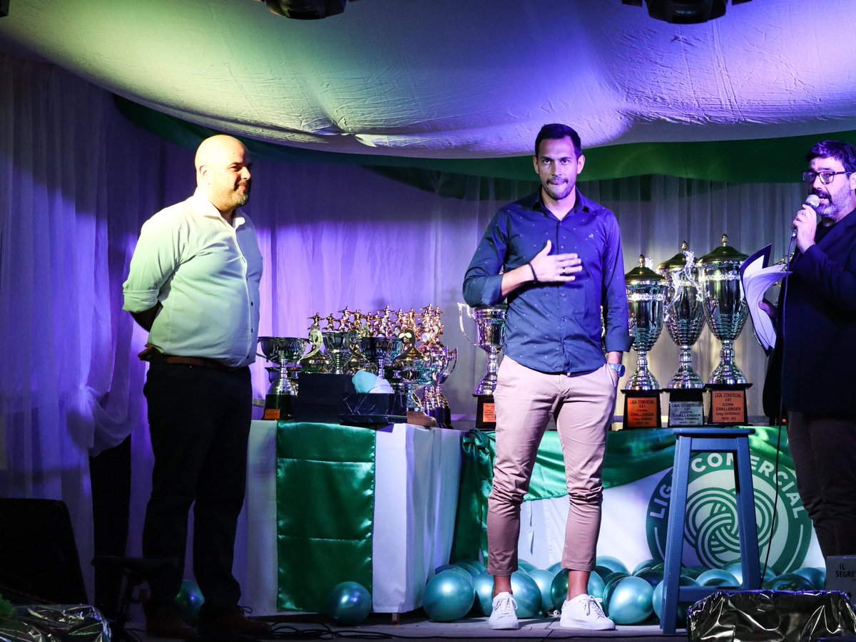 ✨🏅🌎 El sábado pasado reconocimos al árbitro bahiense Facundo Tello como “Embajador Mundial del arbitraje bahiense”, y recordó su paso por nuestro Liga.
¡ GRANDE FACU !  🔝