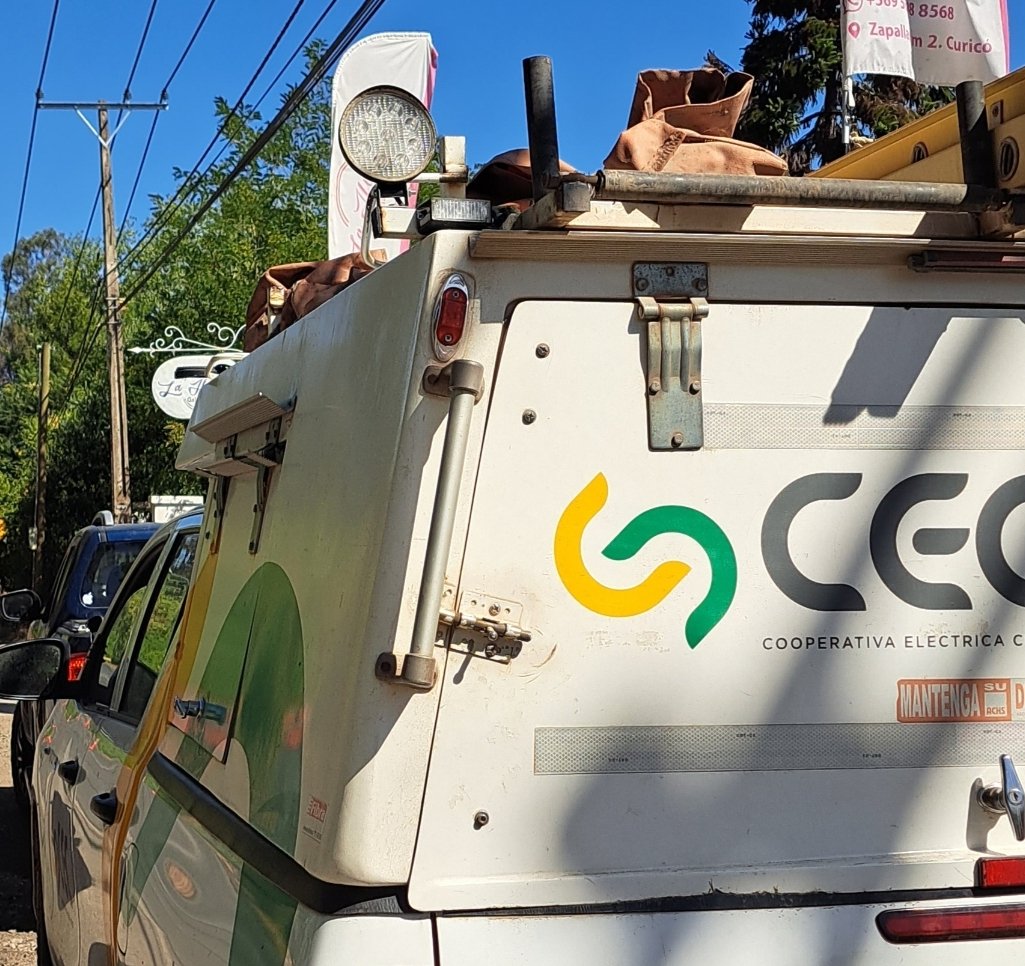 radiocondell's tweet photo. Cooperativa Eléctrica Curicó informa que sectores, Morsa, San Guillermo, San León han sido afectados por  interrupción del servicio eléctrico a causa del caida de árbol. Desplegados personal y móviles para restaurar servicios a la brevedad https://t.co/oLwJNcJNeh