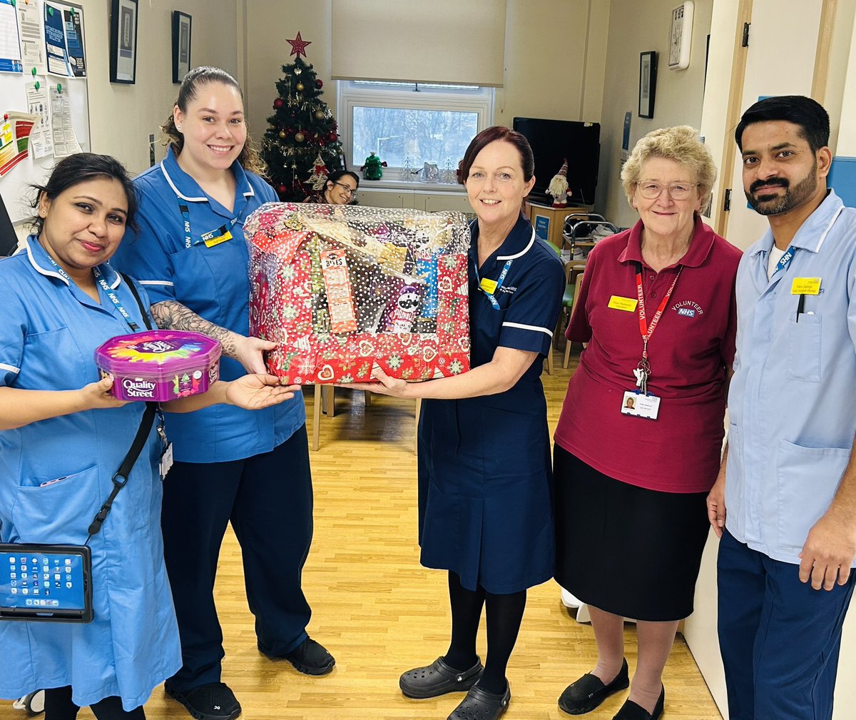 Clare Carter (@clare_hart123) on Twitter photo Today we delivered hampers to the CofE Secretaries and Wards 17&18 for their fabulous Christmas decoration efforts.
Wards 17&18 won for their patient centred approach having trees of hope and patient made tree decs
Well done everyone <a href="/MoppettSarah/">Sarah Moppett RN</a> <a href="/barnshospital/">Barnsley Hospital</a> <a href="/Jameslufc1981/">James Townsend</a> Today we delivered hampers to the CofE Secretaries and Wards 17&18 for their fabulous Christmas decoration efforts.
Wards 17&18 won for their patient centred approach having trees of hope and patient made tree decs
Well done everyone <a href="/MoppettSarah/">Sarah Moppett RN</a> <a href="/barnshospital/">Barnsley Hospital</a> <a href="/Jameslufc1981/">James Townsend</a>