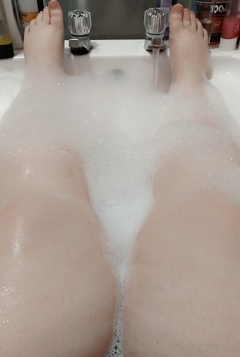 suzu1982's tweet photo. I'm having my Sunday soak, scrub and shave today cos I was too tired last night
#BathLegs #ssbbw https://t.co/tBKwRZRgOT