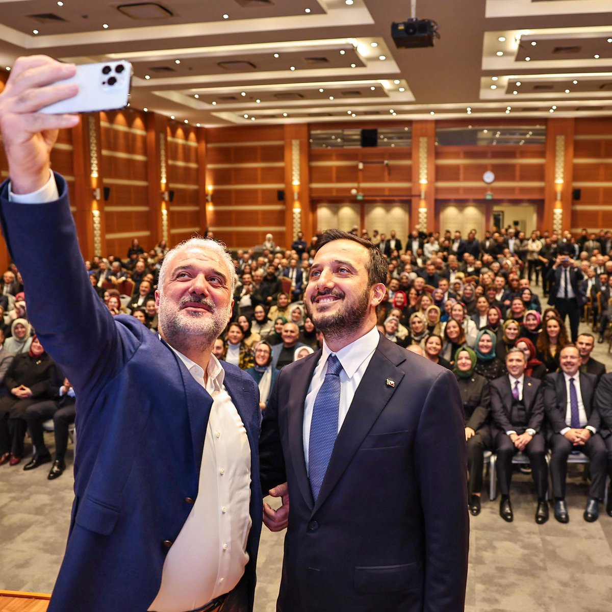 MutluBozogluSlv's tweet photo. Cumhurbaşkanımız ve Genel Başkanımız Sn. Recep Tayyip Erdoğan’ın tensipleriyle AK Parti İstanbul İl Başkanlığı görevi tevdi edilen Bağcılar Belediye Başkanımız Sn. @abdullahozdemir 'i tebrik ediyor, https://t.co/GbHztZbXIG