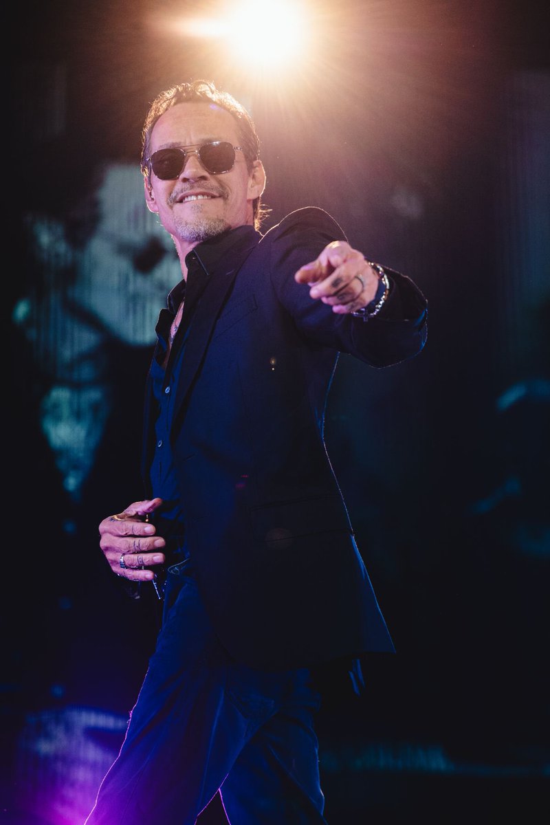 MarcAnthony's tweet photo. Mi gente, les deseo unas felices fiestas y un próspero año nuevo. https://t.co/XwjIyeq5Ct