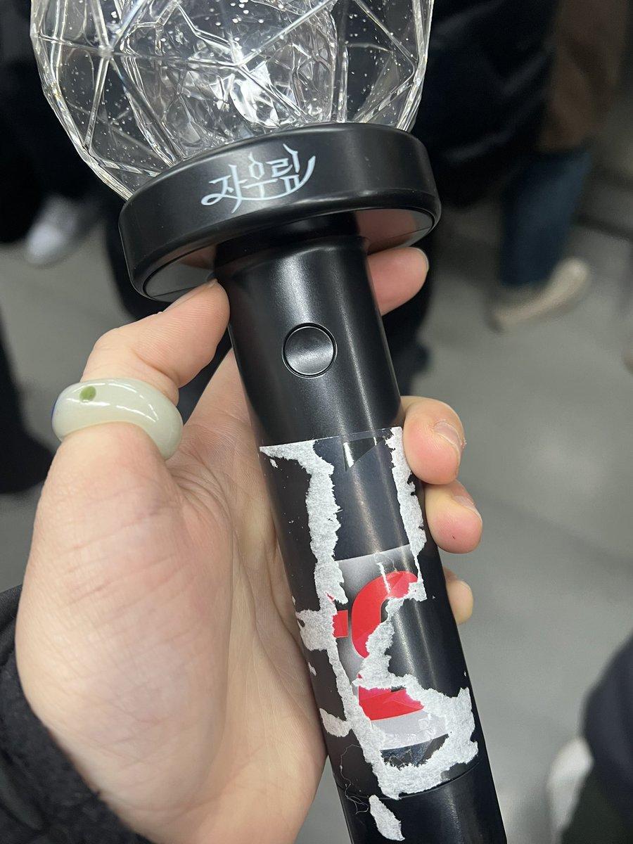 myomyo_parfait's tweet photo. 자우림봉에 전장연 스티커 붙이고 있었는데 뗀 후에도 좀 남음

하지만 영광의 상처라 생각해라 퍼플하트야
원래 심장에 상처 한두개 정도는 가지고 살아야 하는 거야
넌 더 멋진 응원봉이 된 거야 https://t.co/9MT2gCJy2B