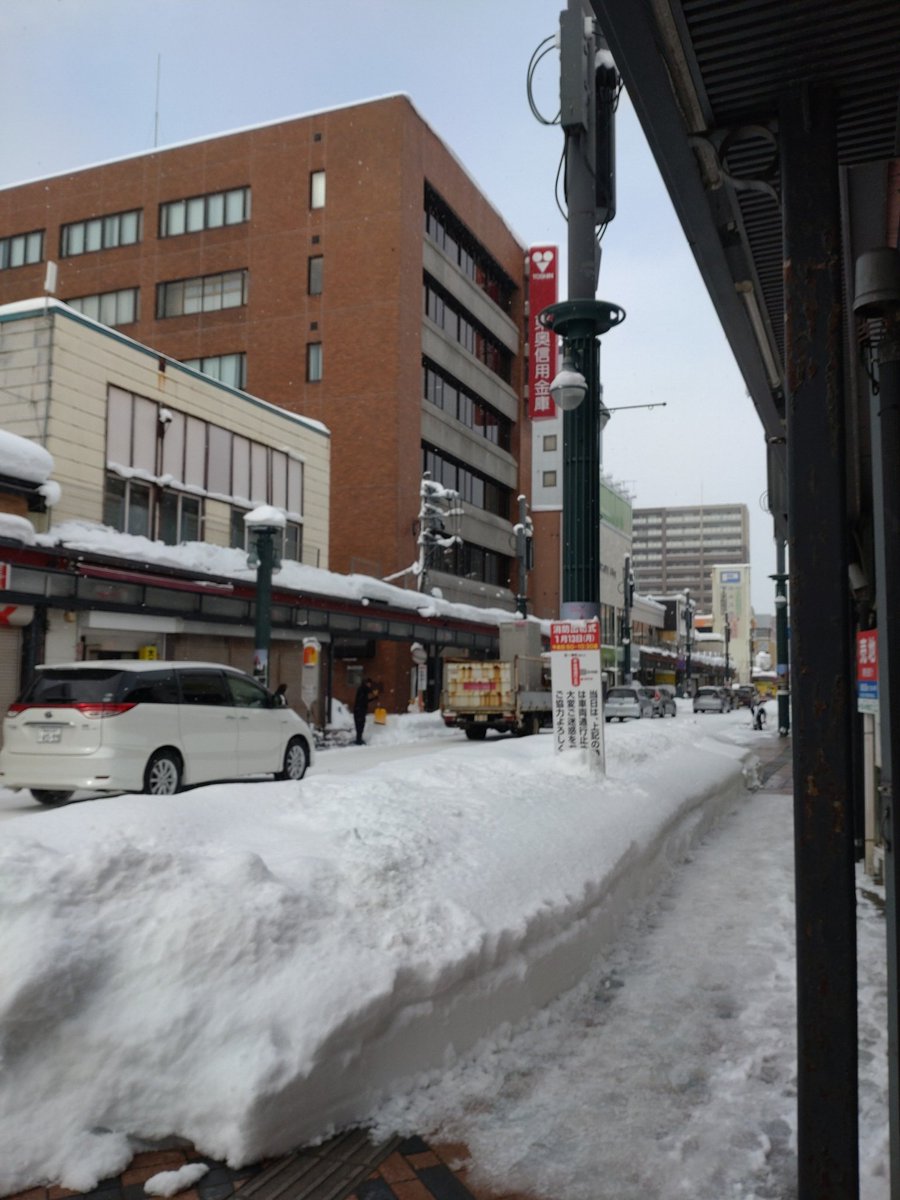 nakadote's tweet photo. 土手町にプチ渋滞が続いております。 https://t.co/Kz0qSx2YsQ