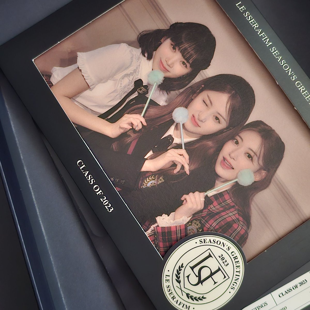 oyouru's tweet photo. 2023 시그 위버스샵 특전 르세라핌 weverse shop lesserafim seasons greetings photocard 엽서 시즌그리팅 양도 https://t.co/MlQNfnvEIA