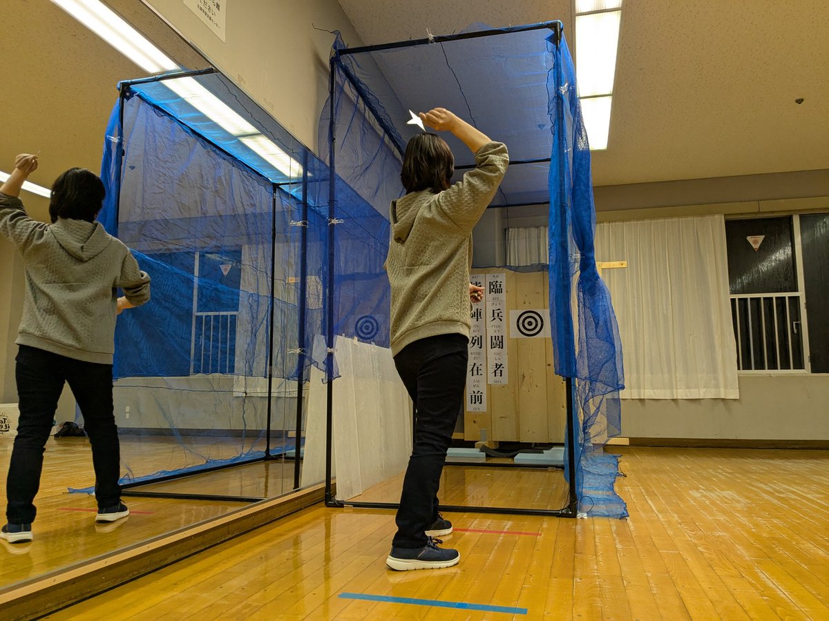 liensbleu's tweet photo. 手裏剣投げ予選会に参加🥷
憧れの手裏剣💕
尖っているので、刺さった手裏剣を素手で抜くと指を切るから木槌で叩いて抜くのね😚 https://t.co/0eRPIRr44N