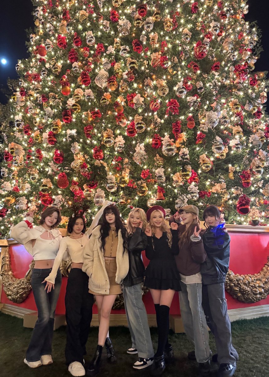 Billlieofficial's tweet photo. 𝓑𝓮𝓵𝓵𝓵𝓲𝓮’𝓿𝓮! 𝓜𝓮𝓻𝓻𝔂 𝓒𝓱𝓻𝓲𝓼𝓽𝓶𝓪𝓼🎄❄

#Billlie #빌리
#MerryChristmas 
#MerryChristmas2024 https://t.co/4WIeAhitIG