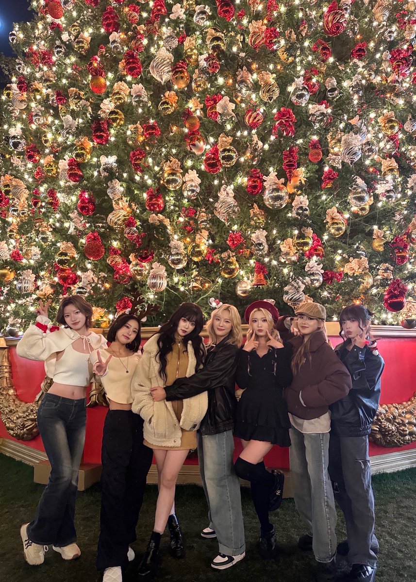 Billlieofficial's tweet photo. 𝓑𝓮𝓵𝓵𝓵𝓲𝓮’𝓿𝓮! 𝓜𝓮𝓻𝓻𝔂 𝓒𝓱𝓻𝓲𝓼𝓽𝓶𝓪𝓼🎄❄

#Billlie #빌리
#MerryChristmas 
#MerryChristmas2024 https://t.co/4WIeAhitIG