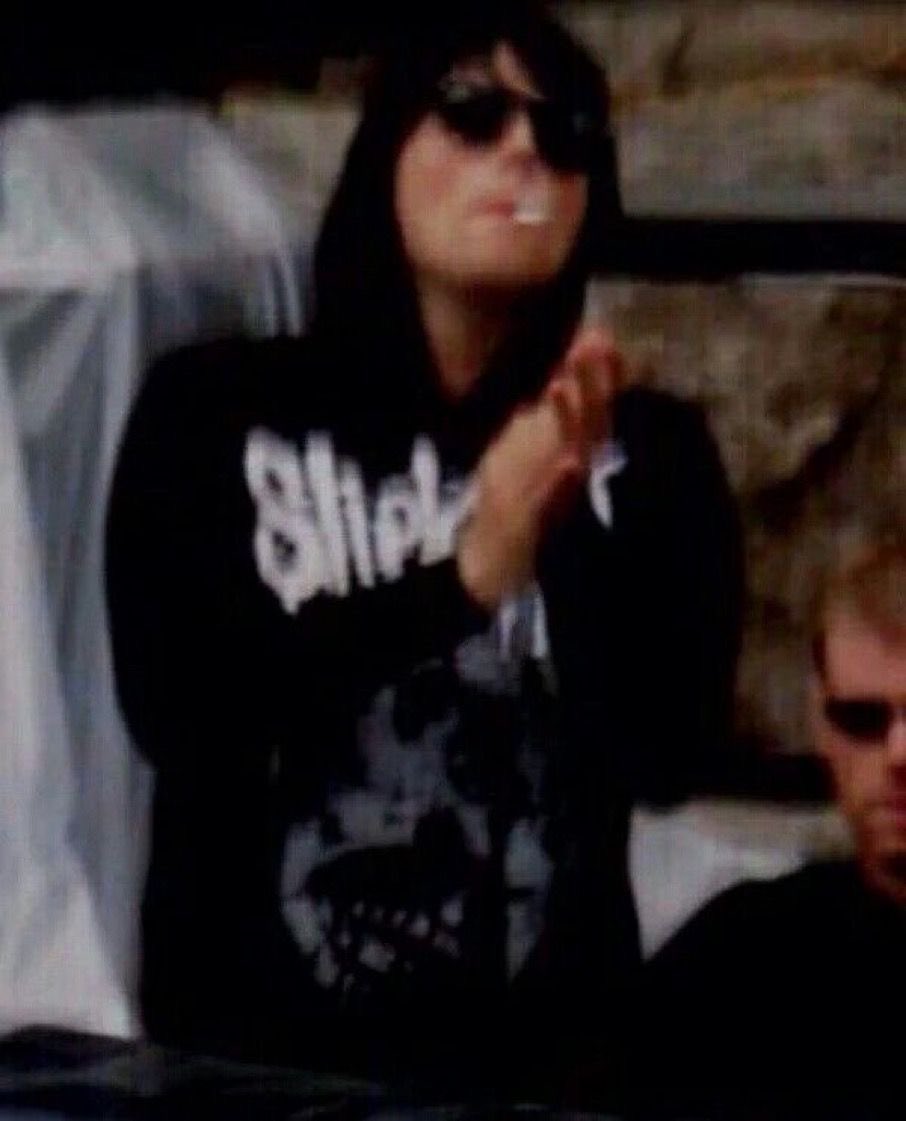 euqeane's tweet photo. gerard way in the slipknot hoodie i still think about u 💔 https://t.co/YiUiD9QJOl