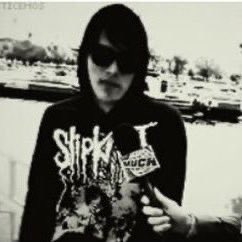 gerard way in the slipknot hoodie i still think about u 💔