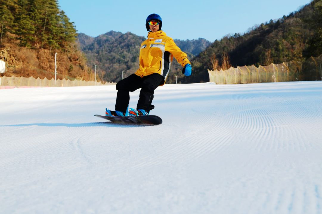 经过了一年的漫长等待，玉黛湖滑雪场终于踏雪归来！这个冬天，来玉黛湖滑雪场，驰骋雪场，乘风而行，体验冰雪魅力，感受速度与激情。 #山东冰雪经济 #好品山东 #淄博