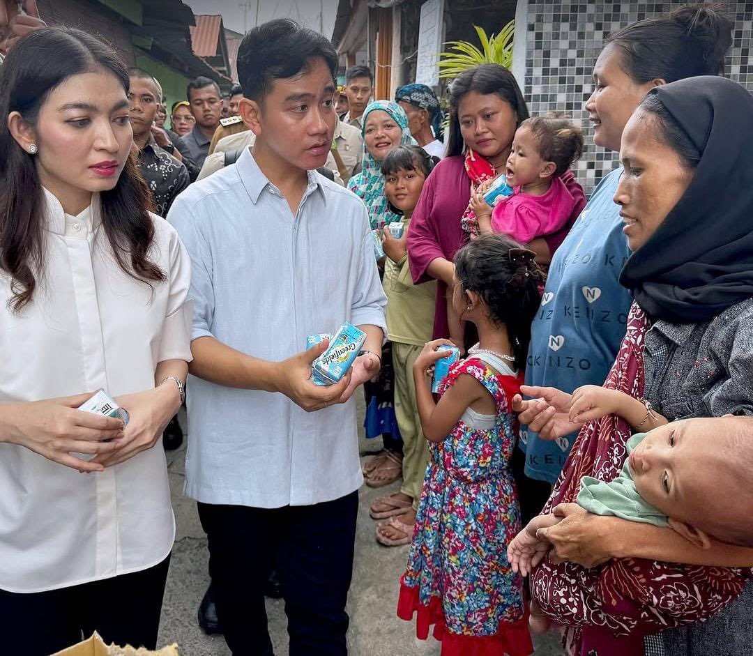 pro_gibran_'s tweet photo. Di sela kunjungan kerjanya, Mas Gibran bagikan susu dan sapa warga Medan 🇮🇩 https://t.co/hYjAB1PYLP