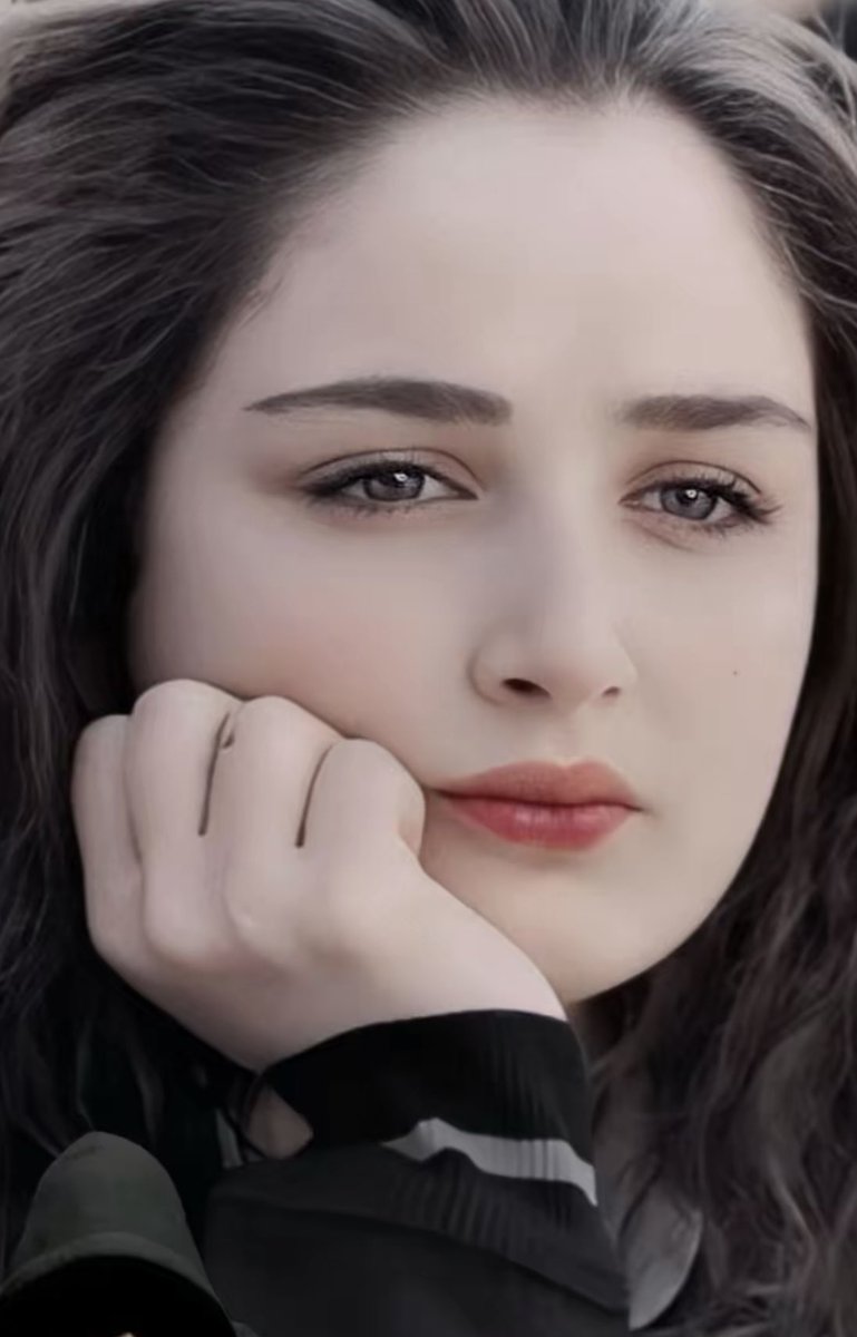 ياليتني نِسمة  صباحٍ  بـدنيـاك
ألثم جبينك عقب طول المغيـبِ

أو ليتني طيفٍ يزورك بـممساك
وأشاهِدك وأقول يانفس  طيبـي

بالحيل أحبَّك  وأعشقك  وأتمنَّاك
يشهد على ما أقول دمعٍ  سكيبِ