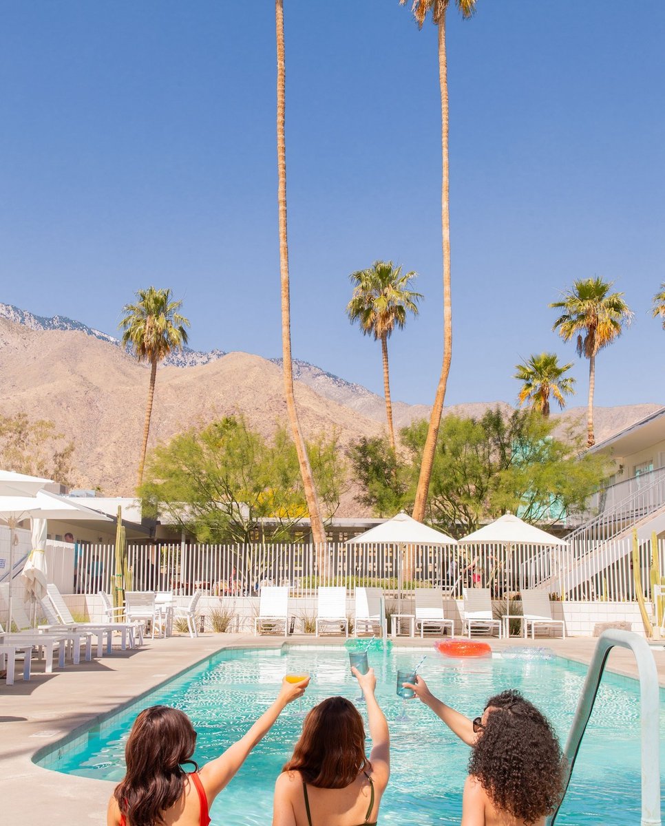 Cheers to a Palm Springs winter spent with your bestest friends. ☀️ 
📸 | 📍skylarkhotelpalmsprings via IG