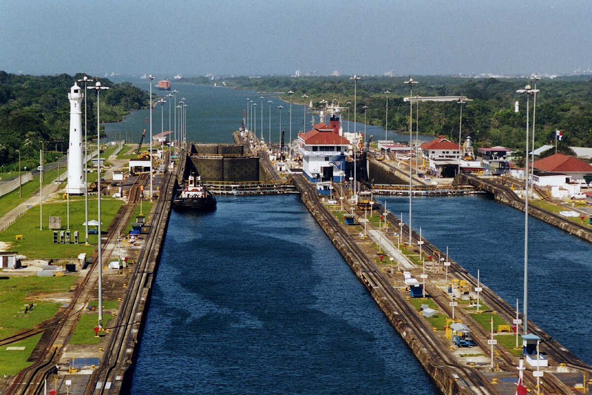 Panamá no le robó a EE.UU la región del Canal, 
EE.UU tampoco le robó a Panamá  la región del Canal.
La verdad, EE.UU y Panamá le robaron a Colombia la región del Canal.