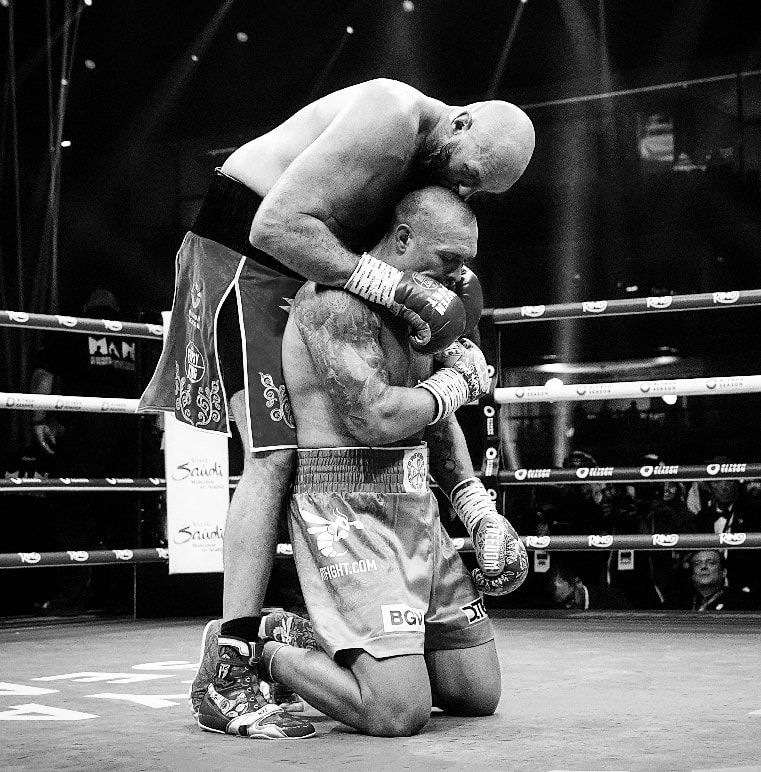 #Boxing picture of the year 🥊
Two warriors sharing the ring , giving all what they got to win a battle .
People seems confused thinking  is a brutal sport but it's all about love and respect. #UsykFury2