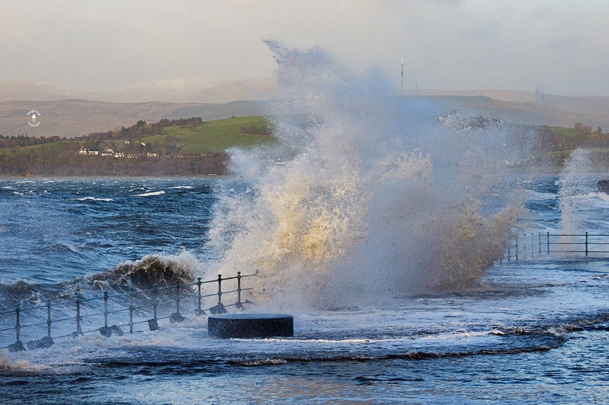 DougieCoullPix's tweet photo. 1/2 - Few from a windy promenade yesterday.
#gourock #inveclyde #storm #windy #weather https://t.co/lfUFFSSeDJ