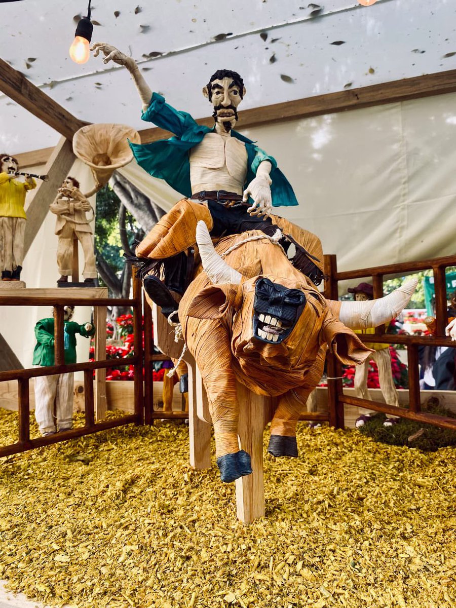 La Noche de Rábanos 2024 ya comenzó.

El Zócalo de la ciudad de Oaxaca se llena de creatividad y tradición con las figuras que participan en el certamen de esta edición 127. Cada obra refleja el talento de los hortelanos que transforman rábanos en verdaderas piezas de arte.