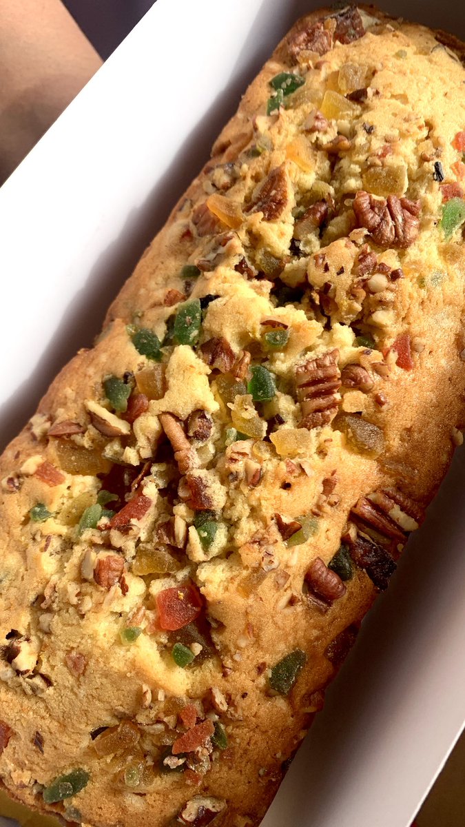 Últimos 2 queques del día ♥️

Queque Melania, con manzana, membrillo, ron, naranja y especias. 🍎

Queque inglés, pecanas,fruta confitada, naranja, limón, especias y pasas. 🎄

Decorados con glaseado y una galleta de jengibre 🧸✨

Puedes reservar hasta las 7pm 🥹✨