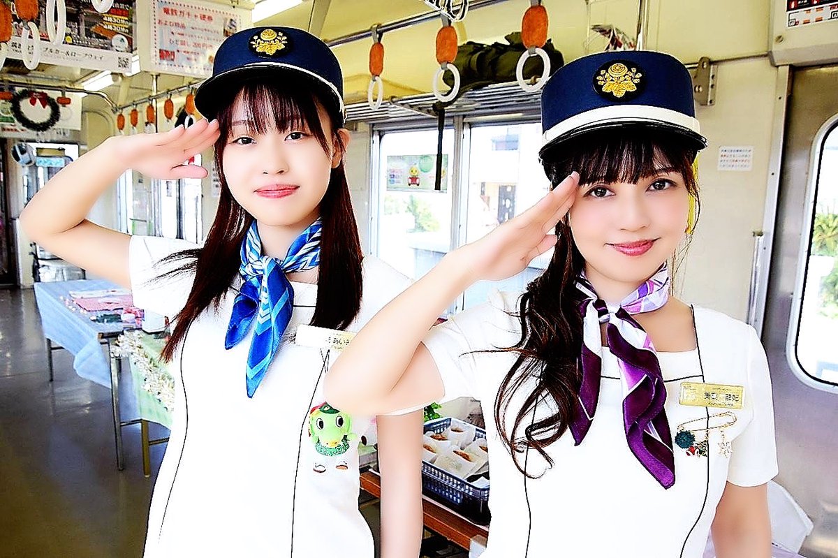 開いた胸元のアクセントにスカーフを巻く。これ実は私のアイデア