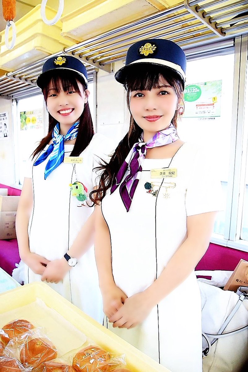 開いた胸元のアクセントにスカーフを巻く。これ実は私のアイデア