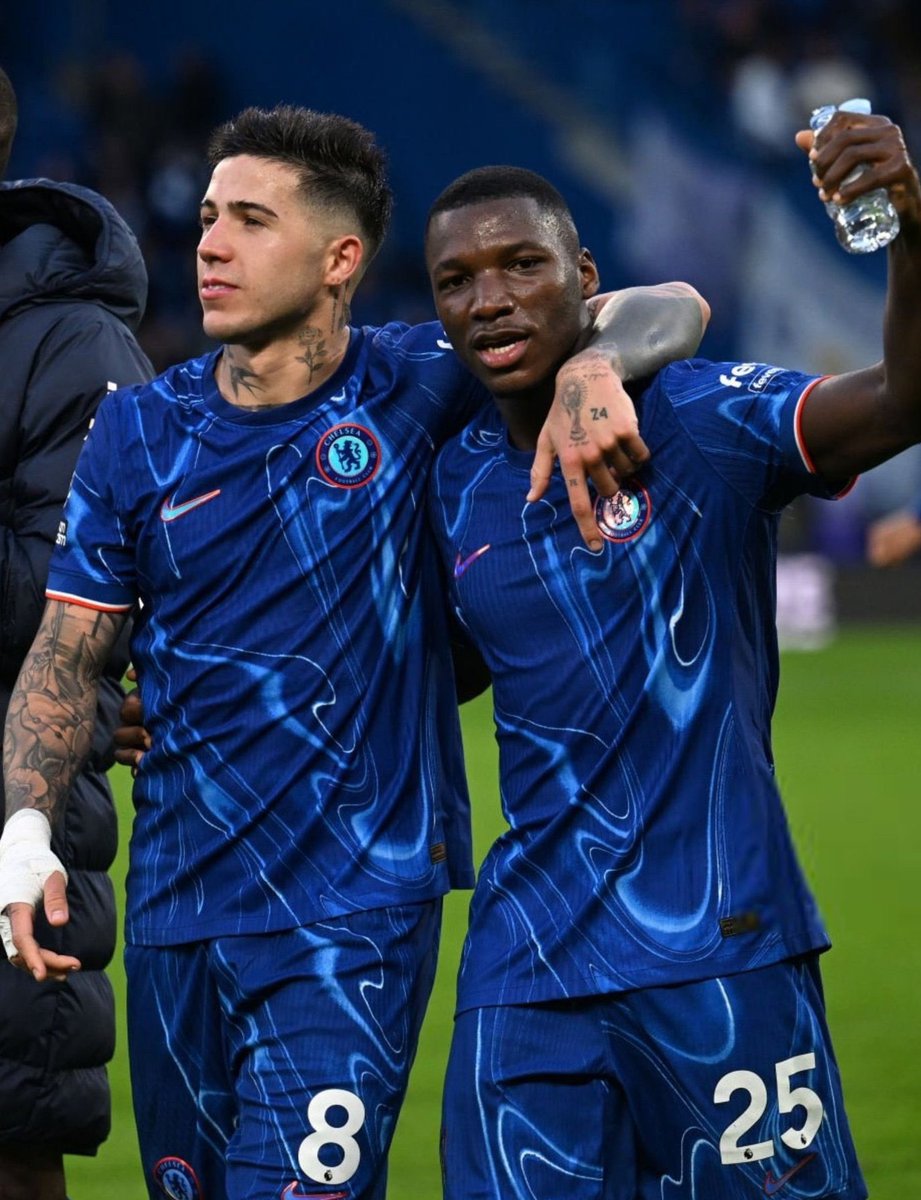 giraltpablo's tweet photo. "Compartir campo con Moi es increíble, insistí mucho para que viniera a Chelsea. No es un jugador normal, aporta mucho como compañero y al equipo.

Cada día nos entendemos más. Es un jugador excepcional. Espero estar muchos años con él"

De: Enzo Fernández 🇦🇷
Para: Moisés Caicedo 🇪🇨