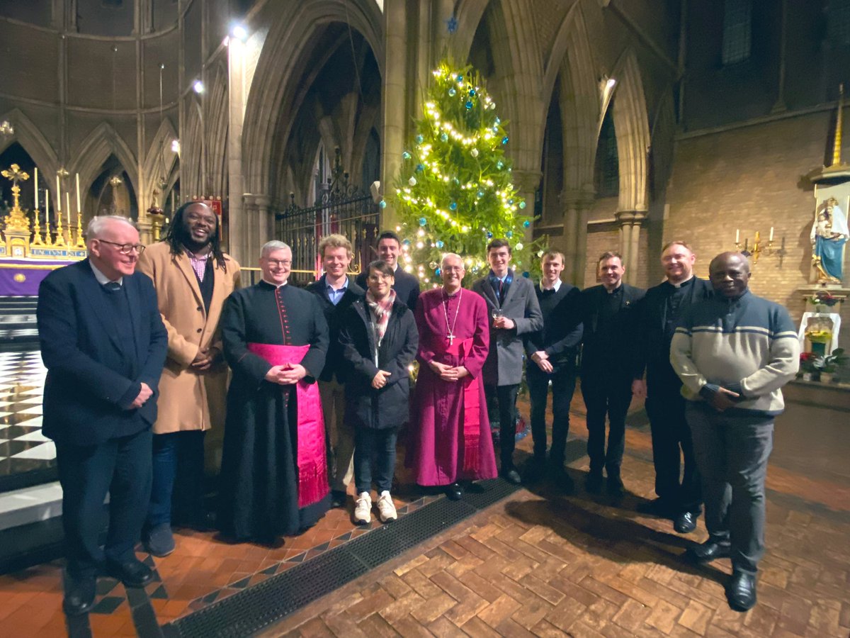 BishopSouthwark's tweet photo. Fr Tim Pike @stmichaelsc1 has a great gift in starting with the relational and moving on to the vocational encouraging a dispersed group of young people to consider their call. In recent years I have greatly valued the opportunity to meet in Advent, pray and reflect together https://t.co/0jmqqFxdNu