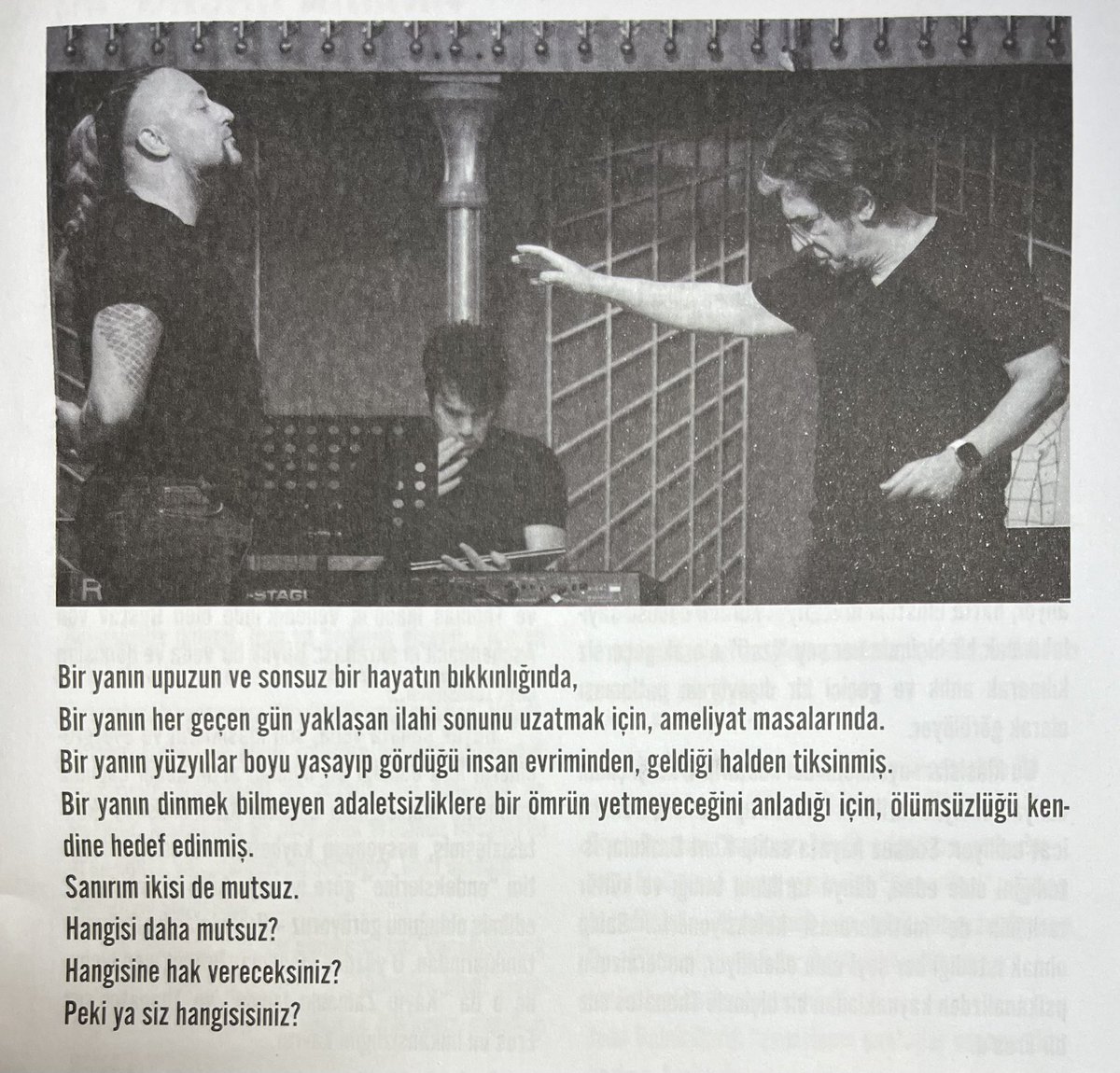 Bugün Okan Bayülgen ve Hayko Cepkin’in “Drakula” adlı tiyatro oyununda bir cümle duydum: 

“Yalnızlığım, sizin aptallığınızdan bir kaçış.”

Ve bugün, bu cümle bana derin bir farkındalık kazandırdı;

Bazen insan, kalabalıklar içinde kaybolmak yerine kendi sessizliğine sığınır.