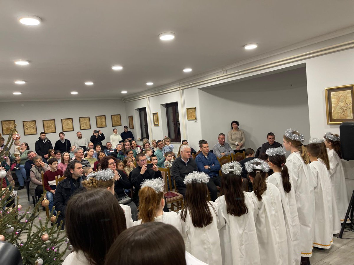 MarinPiukovic's tweet photo. Tiha noć u Đurđinu! Bravo za samostalni program koji su izvele mjesne snage! Đurđin je vidljiv na mapi Hrvata u Vojvodini! https://t.co/CeuvcWzWMJ