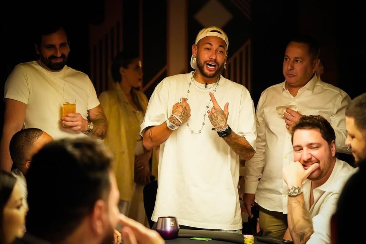 neymarjr's tweet photo. Poker, amigos e pagode = felicidade ❤️🙏 https://t.co/oPJ64fjvGY