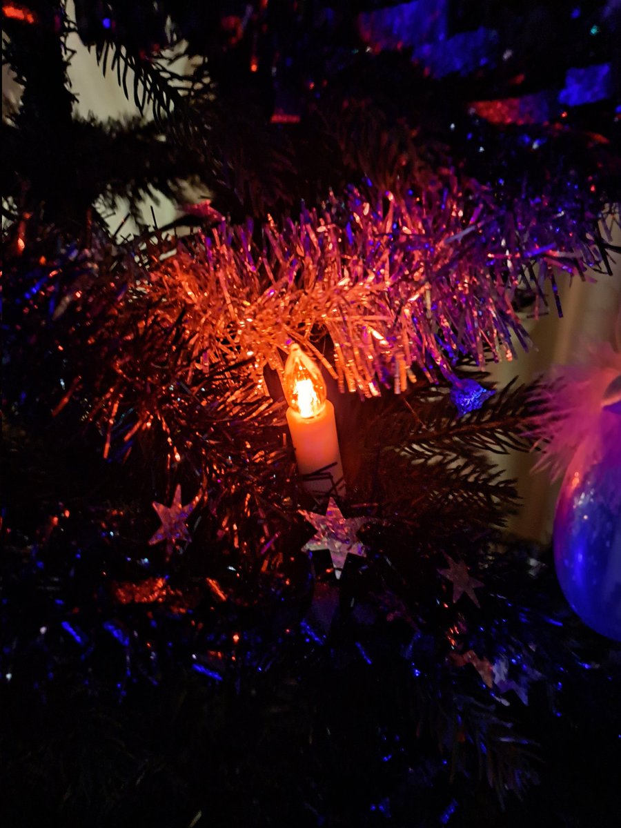 micailse's tweet image. Läheisille, ystäville, tovereille, sukulaisille, tietyt yhteisöt ja niille joille tämä käsite merkkaa jotain:

Solidaarista joulua!