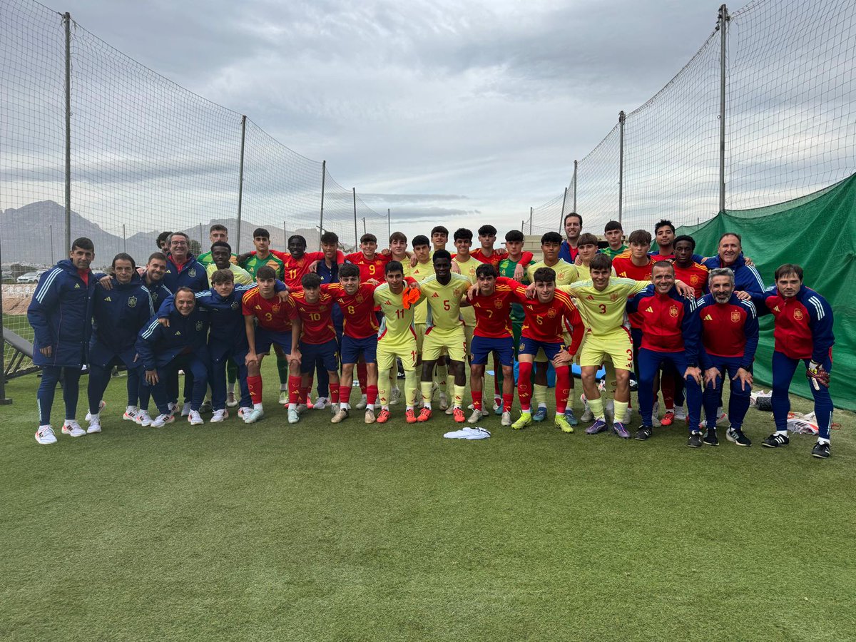 Selección Nacional de España Sub 18, cerrando el año 2024 en Alfaz del Pi

#formación #fútbol #football #calcio #entrenamiento #entrenador #footballtraining #coach #futebol #サッカー #足球