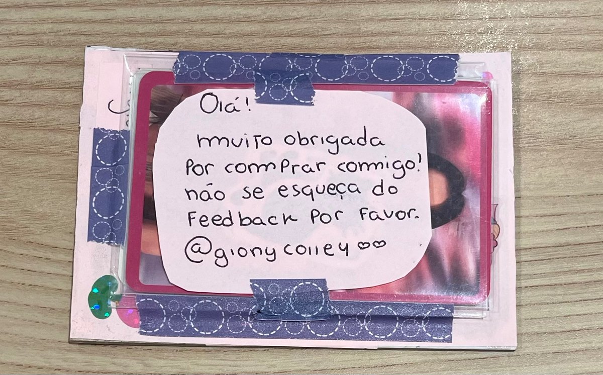 paddmidala's tweet photo. feedback positivo pra @gionycolle4 que me vendeu esses 4 photocards (os meus primeiros!!) e ainda deu de brinde esses adesivos fofíssimos 🫶 foi super compreensiva tbm pq nos encontramos pra entrega e eu precisei atrasar alguns minutos. tô muito feliz com a compra https://t.co/enwRWHovtz