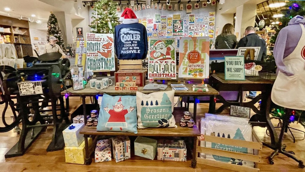 printmag's tweet photo. Say Howdy to #Santa in Cowboy Boots at Hatch Show Print 🎅
If your major was #Americanhistory, or you’re a #graphicdesigner, #illustrator, or #typophile—or a lover of cool #handmade stuff—enter #HatchShowPrint.
Read the full story on PRINT: https://t.co/WPAoTyjzgp https://t.co/6RcFgJXeQn