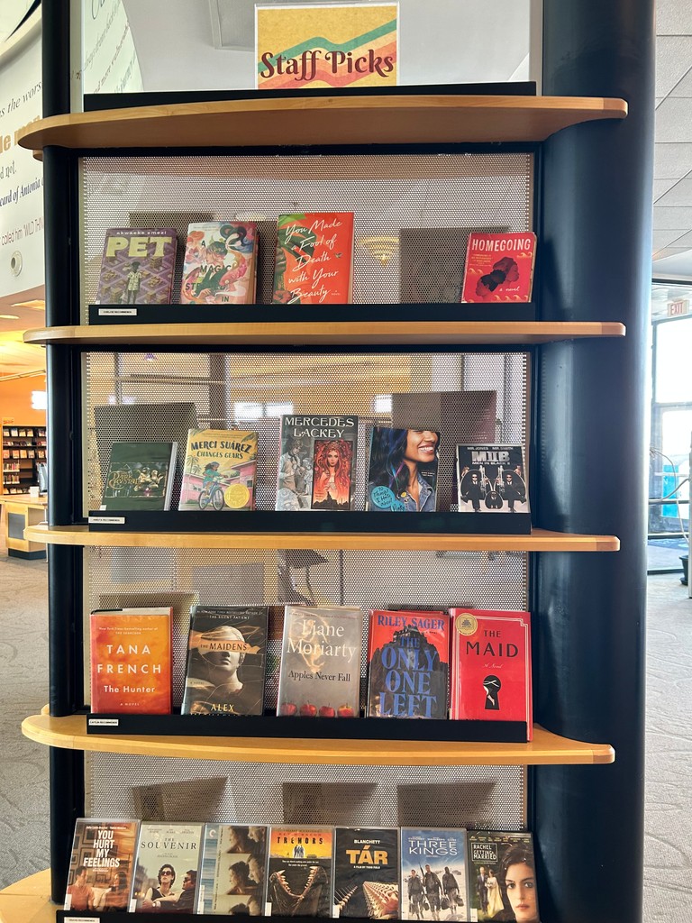 STLpubLibrary's tweet image. Check out a few of our Staff Picks to end the year. #BookRecommendations #BookDisplay