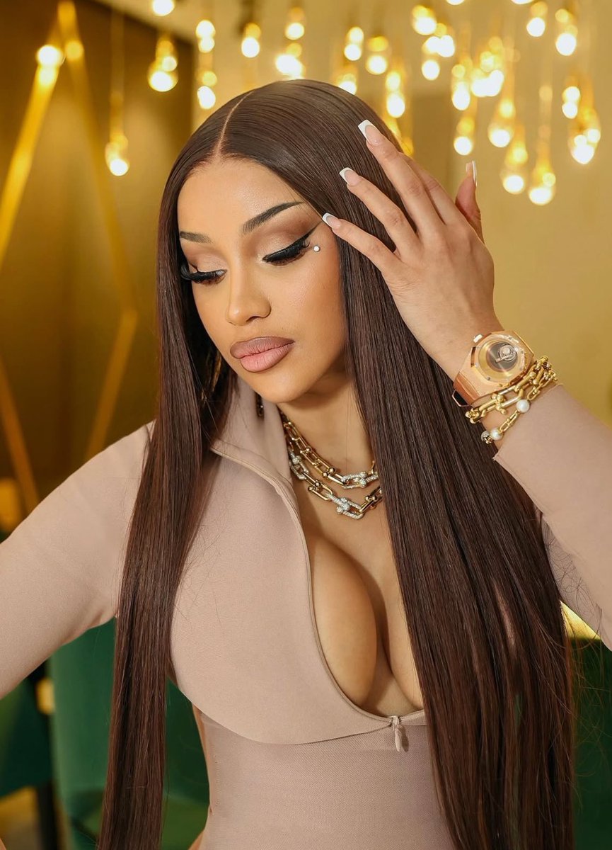 teamcardibbr's tweet image. ACREDITAM? #CB2, o segundo álbum de estúdio de Cardi B deve ser lançado no final de Abril de 2025, afirma insider. 

— “Invasion Of Privacy”, maior álbum de rap feminino foi lançado em Abril de 2018.