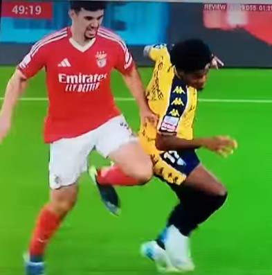 Isolado para a área. 
Joelho na anca do jogador .
Mão nas costas do avançado do Estoril, penalty. 
Pequeno toque em velocidade o desequilíbrio da se, normal .
Mas as leis da física anulam se quando joga o Benfica. 
4 jogos consecutivos com casos com o Benfica sempre associado.
