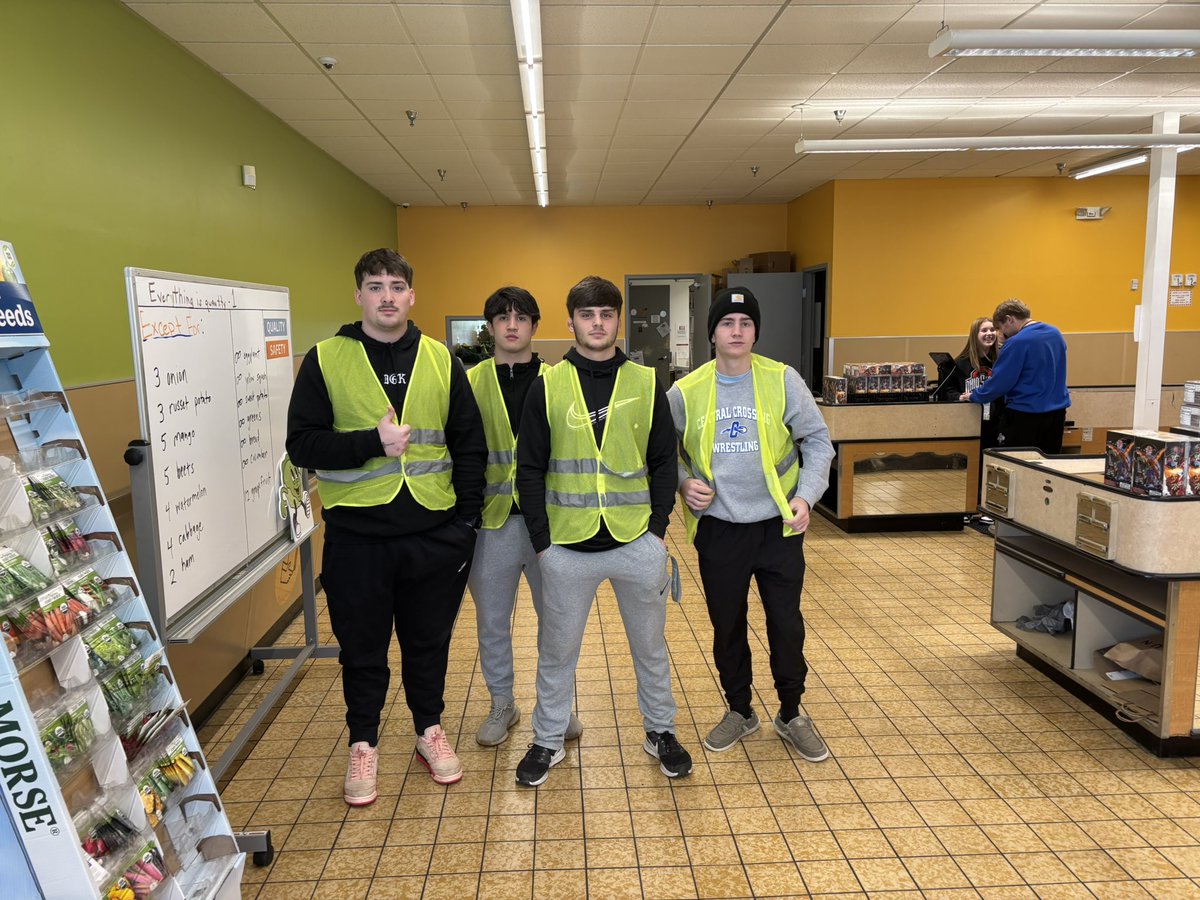 CC_HSwrestling's tweet photo. The Central Crossing Wrestling team and family members volunteered their time today working at the Grove City Food Bank.
Good job everyone!
#GCCommunity https://t.co/wFz3pnmRNt