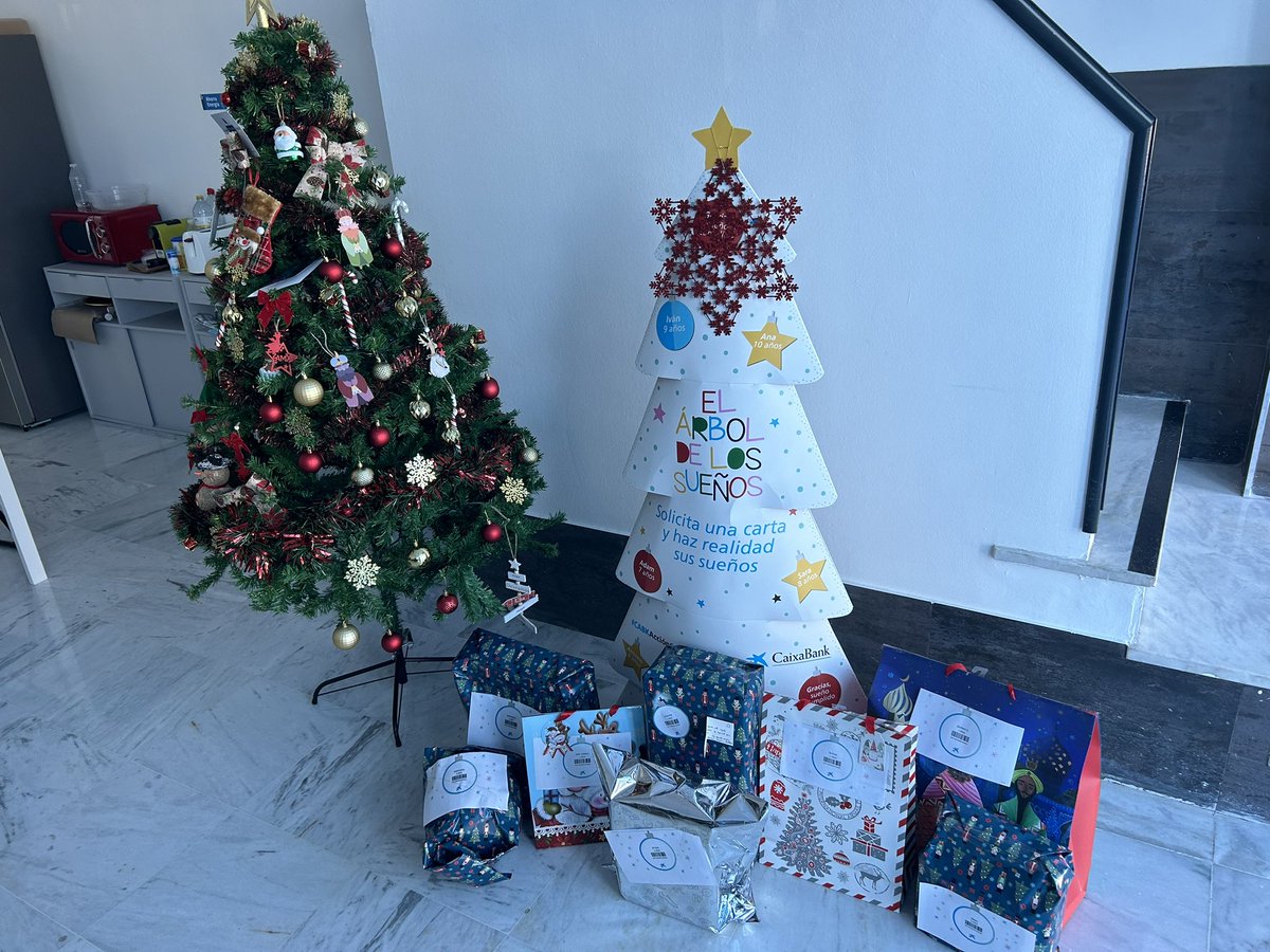 Un año más,los trabajadores d #UG21 d #Sevilla han participado en la iniciativa d <a href="/caixabank/">CaixaBank</a> “El árbol d los sueños”.Una acción solidaria donde se hace realidad el sueño de miles de niños y niñas en situación vulnerable haciéndoles llegar el regalo que han pedido con gran ilusión