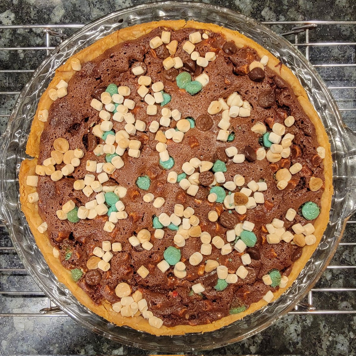 Dendritic_View's tweet photo. Mint Hot Chocolate Pie and a Lemon Chess Pie
#PiePanache https://t.co/K5JwGHOHyH
