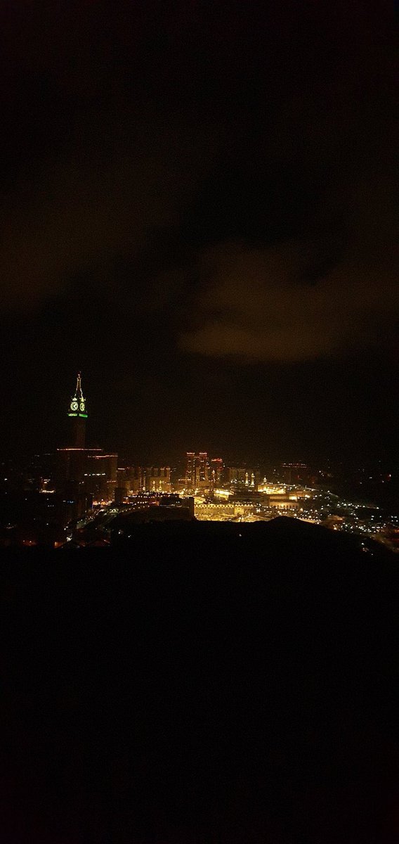 #مكه_الان

من شفتها ماقدرت اسج انا عنها
سارح خيالي بها والناس مشتكه 

قلبي تعلق ولا لي فكةً منها
مثل اهذليً تعلق في هوى مكة