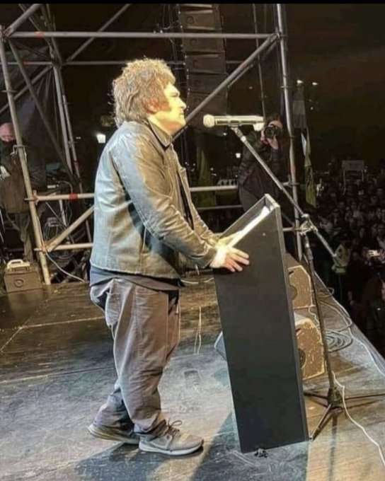 AnaAlmansa8's tweet photo. @alfredoyabis @mauriciomacri En no darse cuenta que era demasiado para un país tan atrasado‼️
Demasiado Presidente Mauricio Macri para Argentina 👏👏👏
#MiVotoVuelveAlPRO
#NoFusion
Vamos separados de uds kukas‼️😹
Fracasó dice un marmota que apoya a un 🤡 https://t.co/aEntbQQQnh