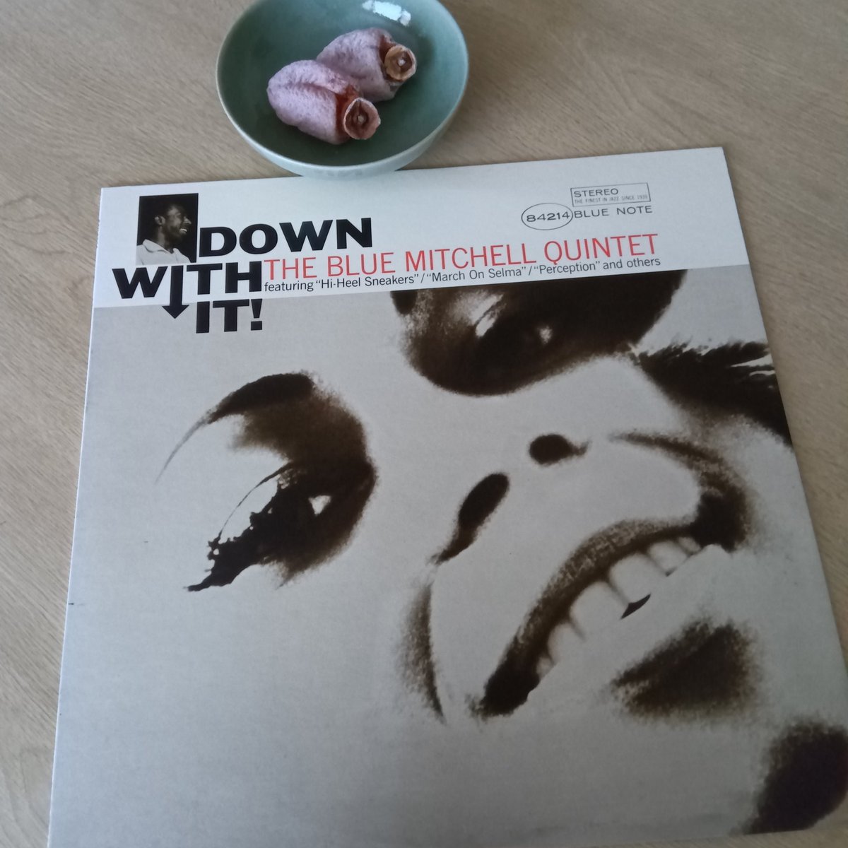 visionopt1's tweet image. #留萌　曇り小雪　−4℃
#BlueMitchell
ブルー・ミッチェルのラッパは、名前の通りブルーで哀感たっぷり。曲もメンバーも最高！
10歳も若けりゃこんなのばかり掛ける客の来ない！ジャズ喫茶やりたいなぁ。
#jazz
#土田悦也