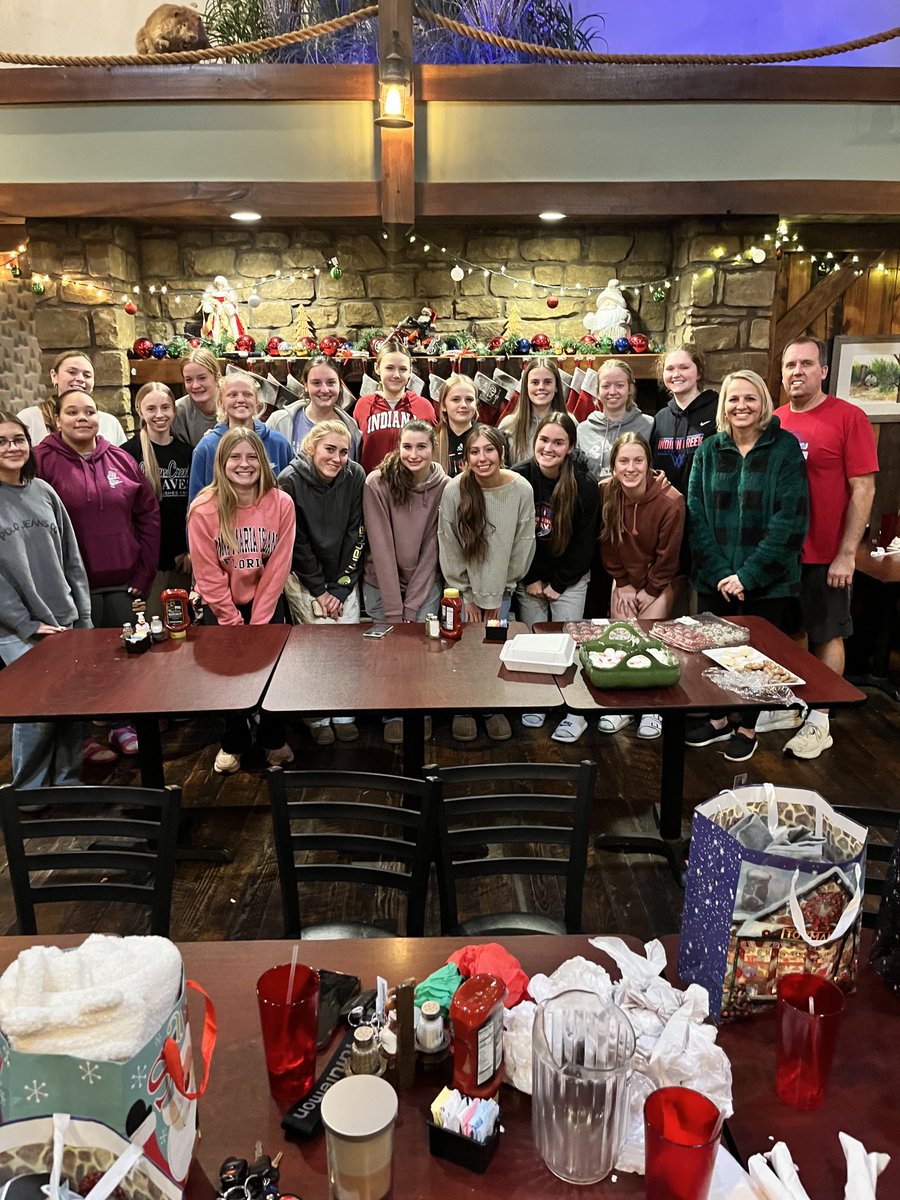 ladybravesIC's tweet photo. Lady Braves Christmas lunch and Secret Santa gift exchange and reveal! Thank you John and Natalie Greer playing host to us at Grillerz in Nineveh! 🎄🎅🎁✝️🏀 #rememberthereasonfortheseason #christmastime #ladybravesbasketball @ICHSAthletics https://t.co/CINNBkhSy2