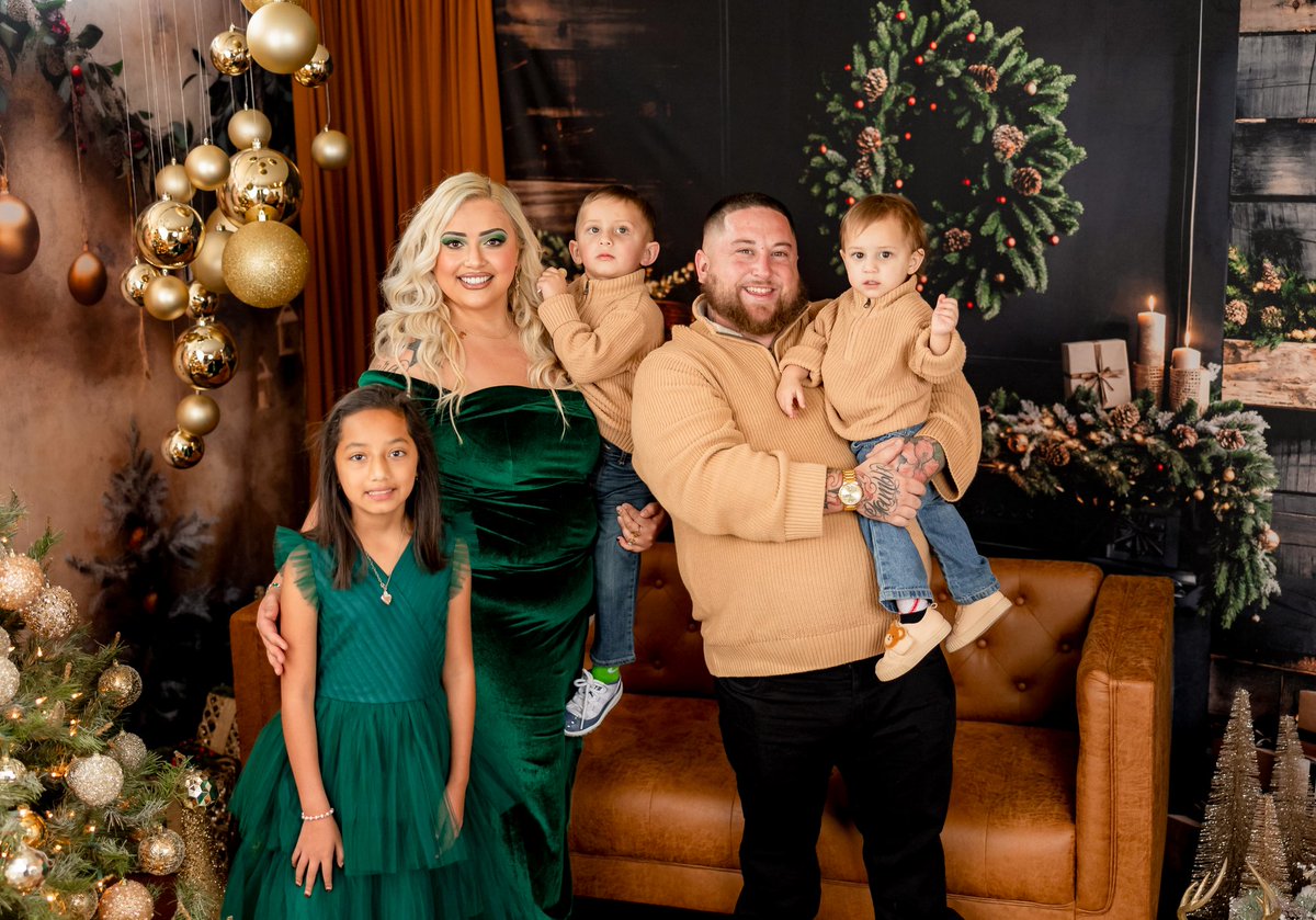 _EricaMarie__'s tweet photo. Merry Christmas from my family to yours✨️ #Christmas2024 🎄 https://t.co/YSMo1EvNjb